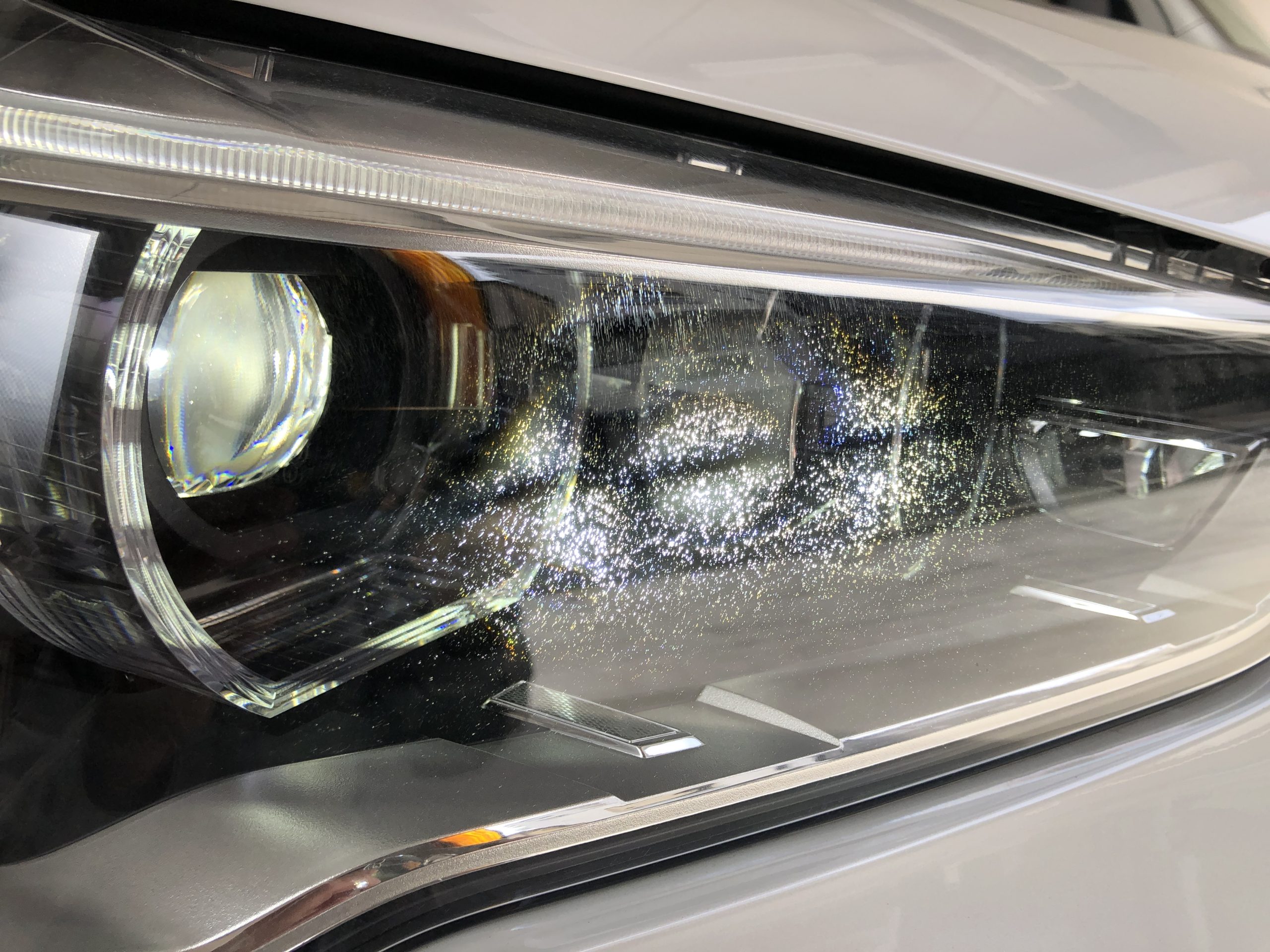 BMWX1 ヘッドライトの劣化によるクラック・ひび