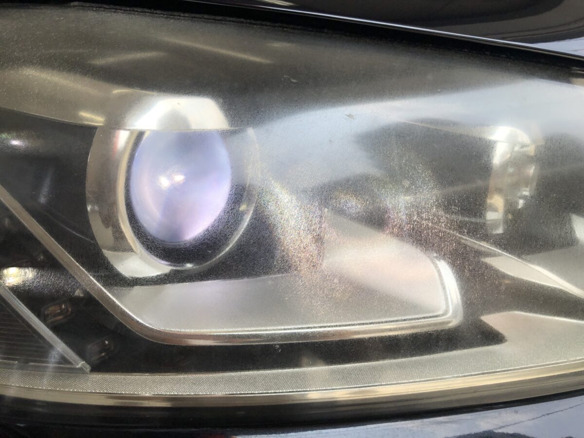 VWパサート　ヘッドライト点灯時に見えるクラック、ひび割れ除去