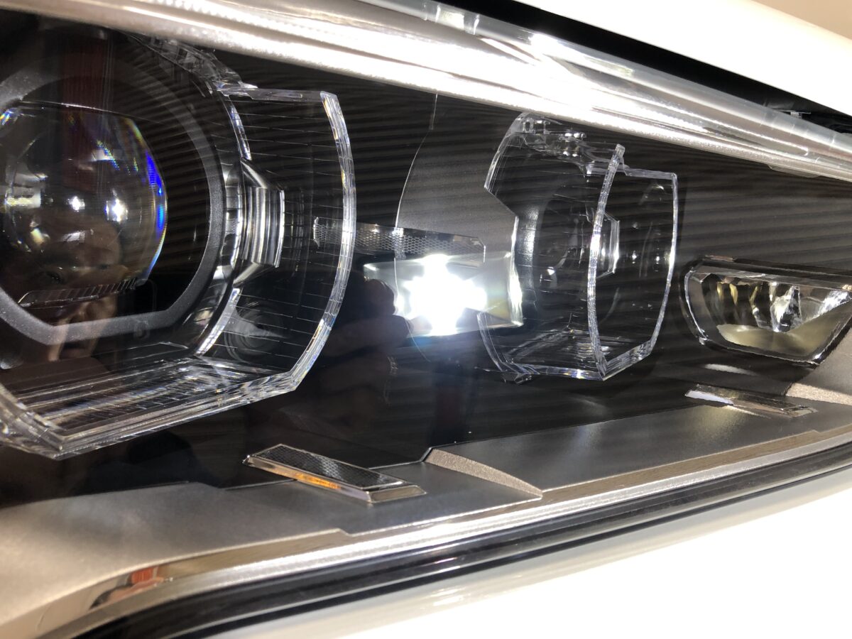 BMW X1　ヘッドライトリペア後はクラック・ひび割れも無くなり透明度は向上致します。