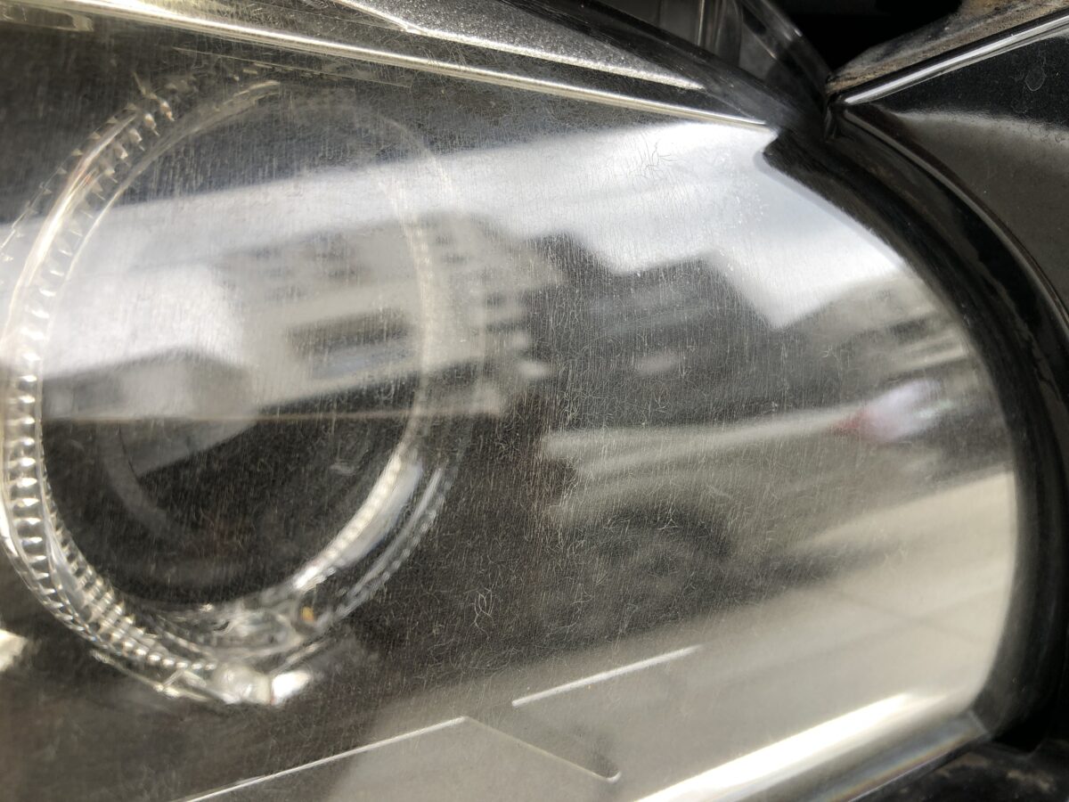 BMWのヘッドライトの劣化。無数のクラック・ひび割れが発生。