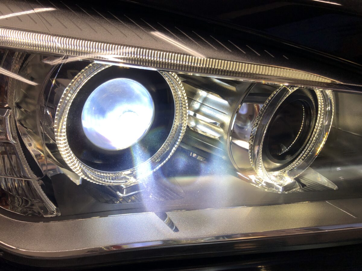BMW X1　ヘッドライトリペア後のライト点灯時の状態