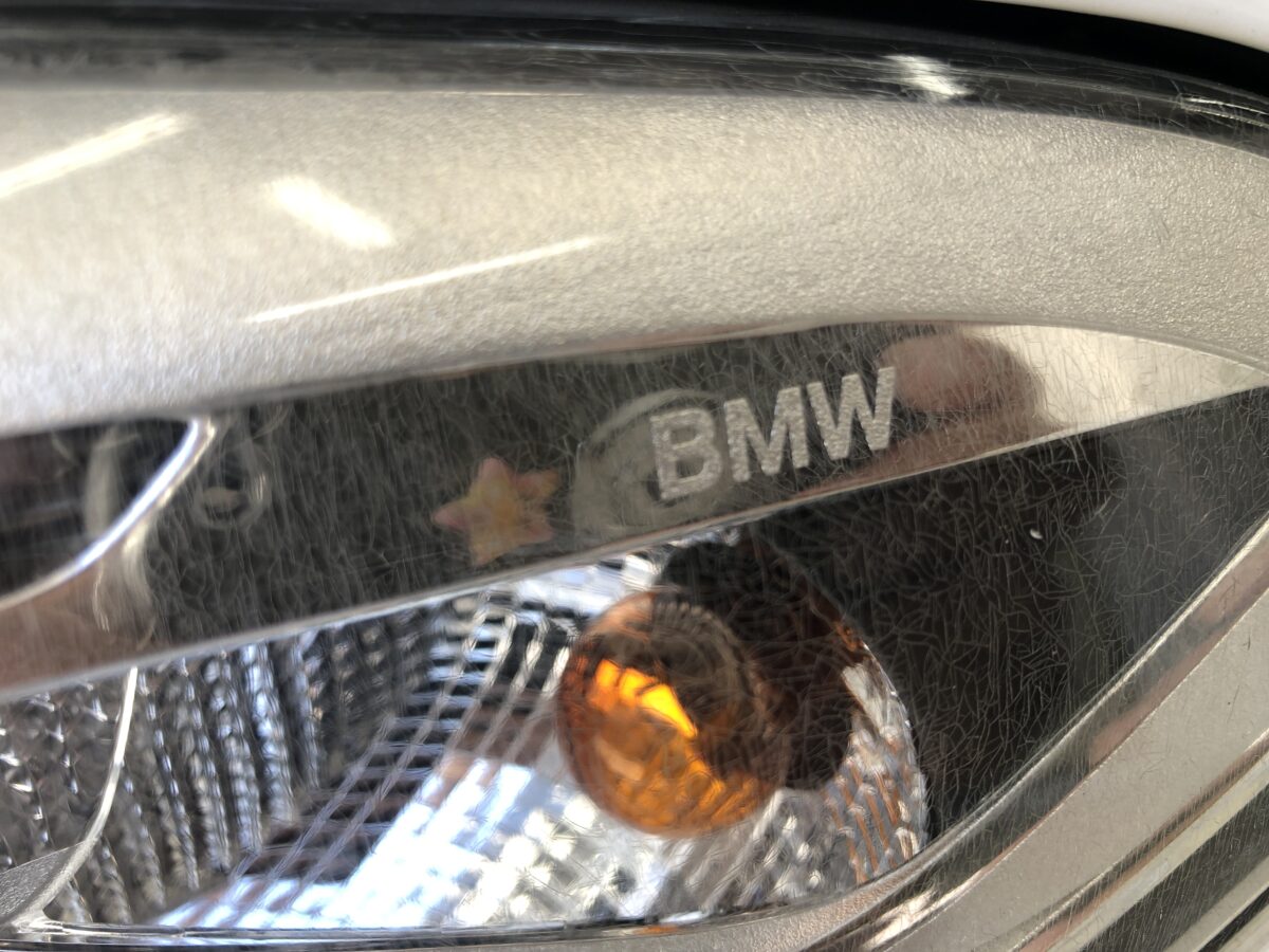 BMW　ヘッドライトのひび割れは除去可能です。