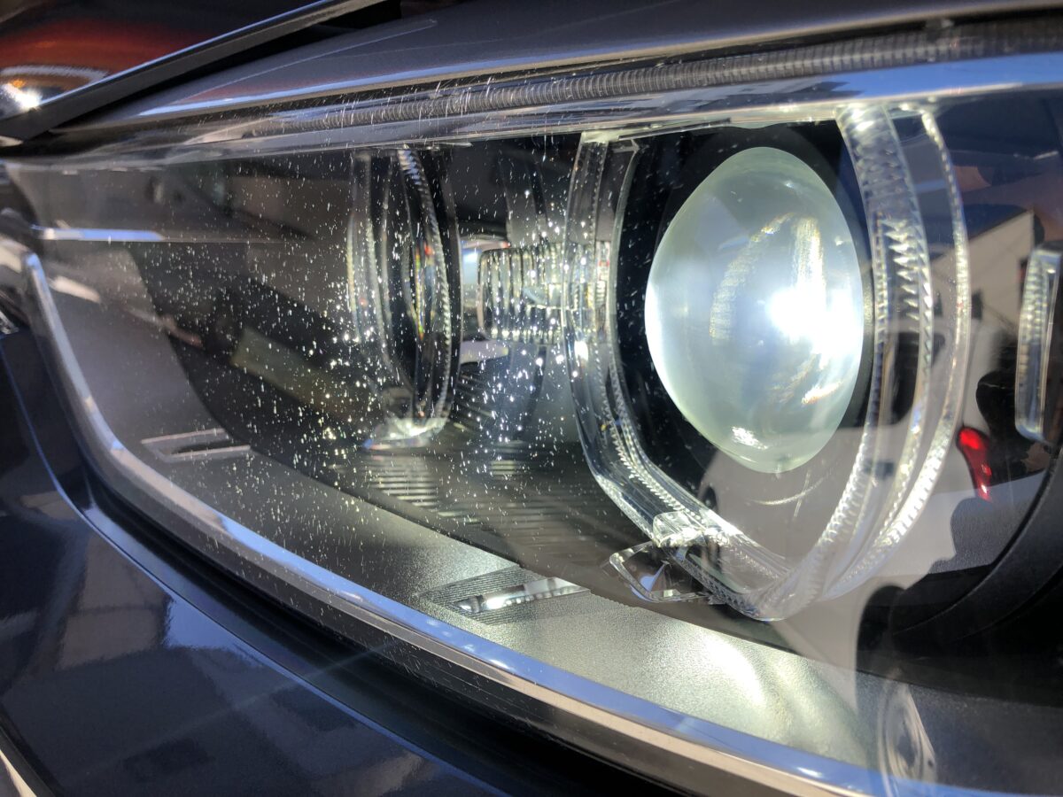 BMW（F30）夜間ライトを点灯すると、ヘッドライトにクラックが確認出来ます。