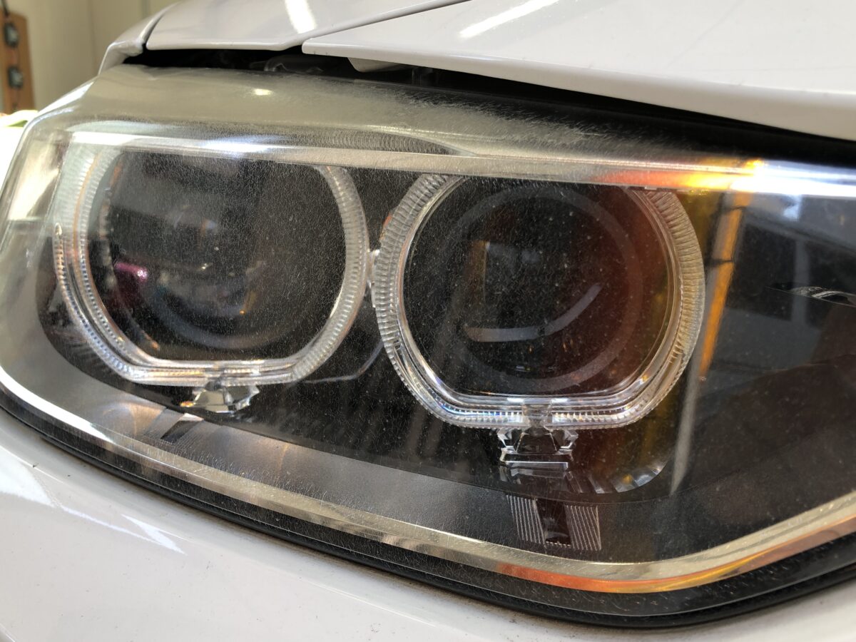 BMW3シリーズ　ヘッドライトに黄ばみが見えると劣化が進行している証です。