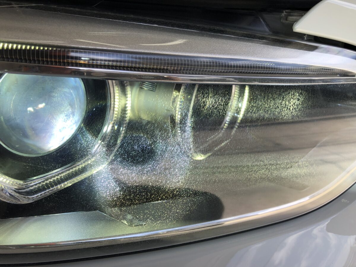 BMW235i　ヘッドライト点灯時に見えるクラックは除去可能？