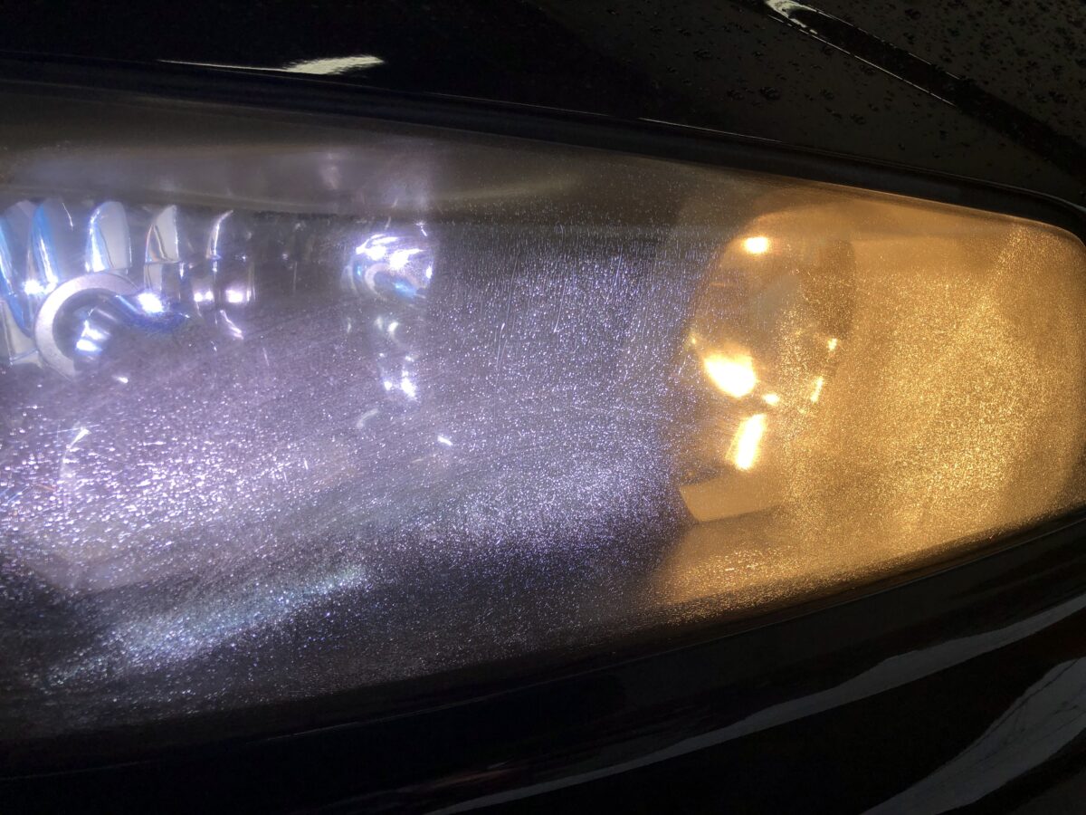R34スカイライン　ヘッドライト点灯時のクラック。光量は低いです。