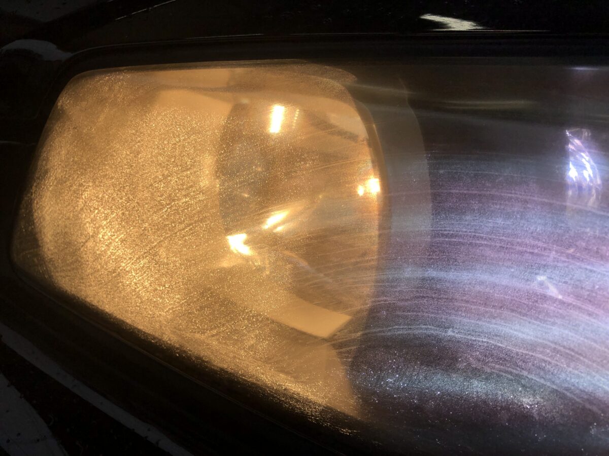 R34スカイライン　ヘッドライト磨き前のライト点灯時