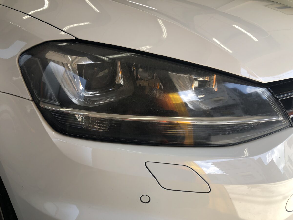 ゴルフ7 ヘッドライト磨きのご依頼になります。