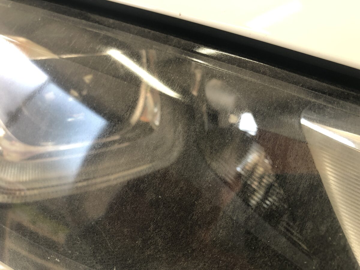 ゴルフ7 ヘッドライトの黄ばみとクラックが発生、車検前のリペアがお勧めです。