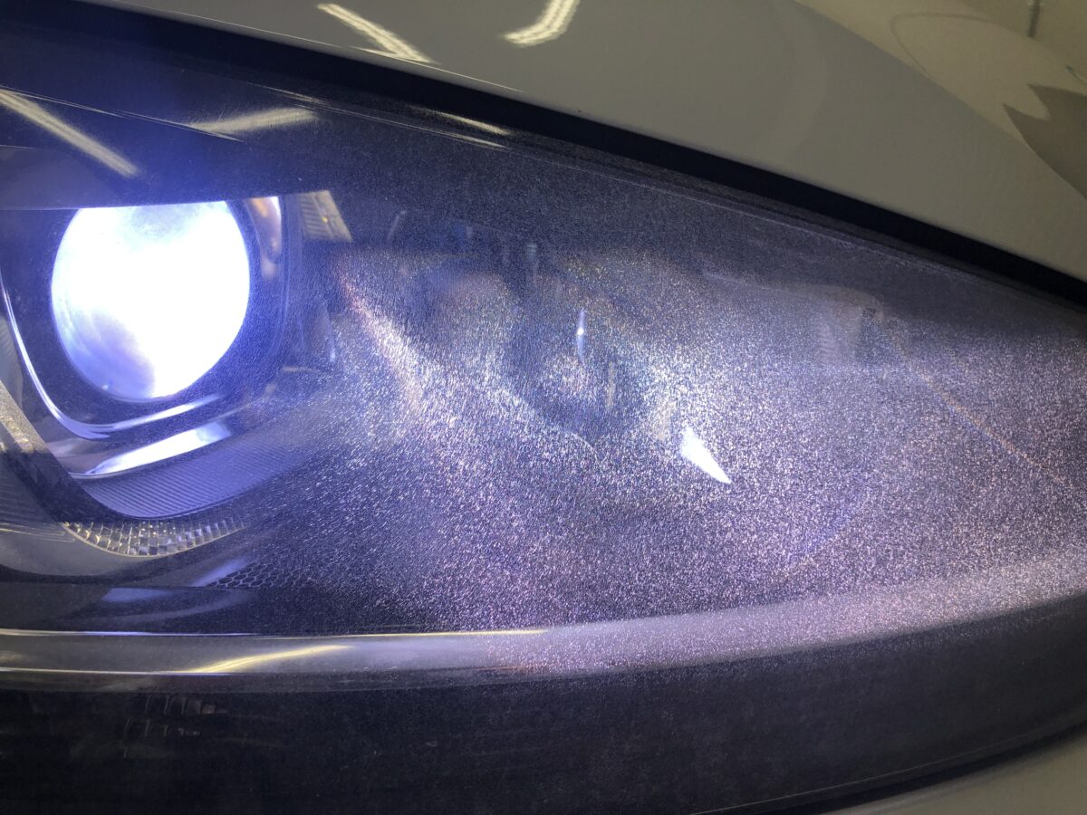 ゴルフ7のヘッドライトリペア前のライト点灯時、この状態では光量も下がってしまっております。