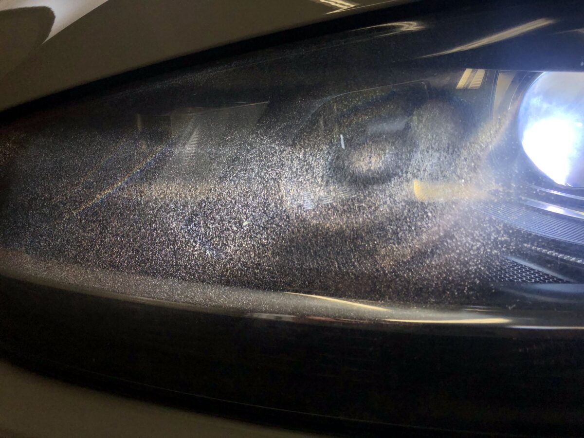 ゴルフ7のヘッドライトクラック、光量不足の原因となります。