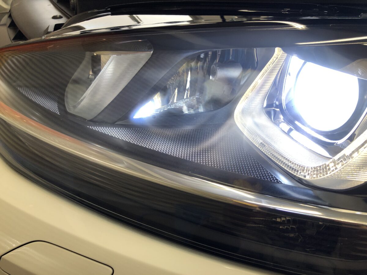 ゴルフヴァリアントのヘッドライト磨きで車検も大丈夫。