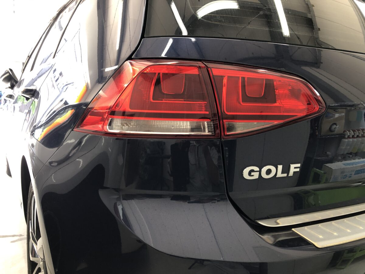 フォルクスワーゲンゴルフ7　ヘッドライト磨きのご依頼になります。