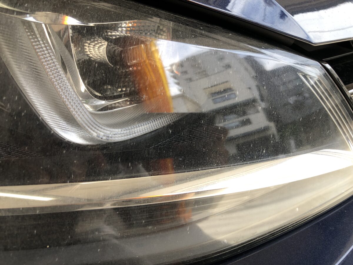 ゴルフ7　運転席側ヘッドライトの方がまだキレイな状態です。