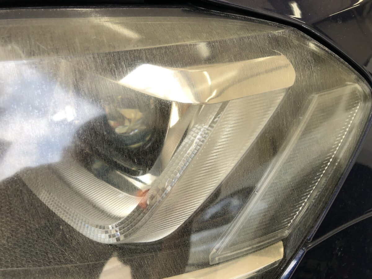 ヘッドライトのひび割れの症状は、一部では無く全体に発生します。