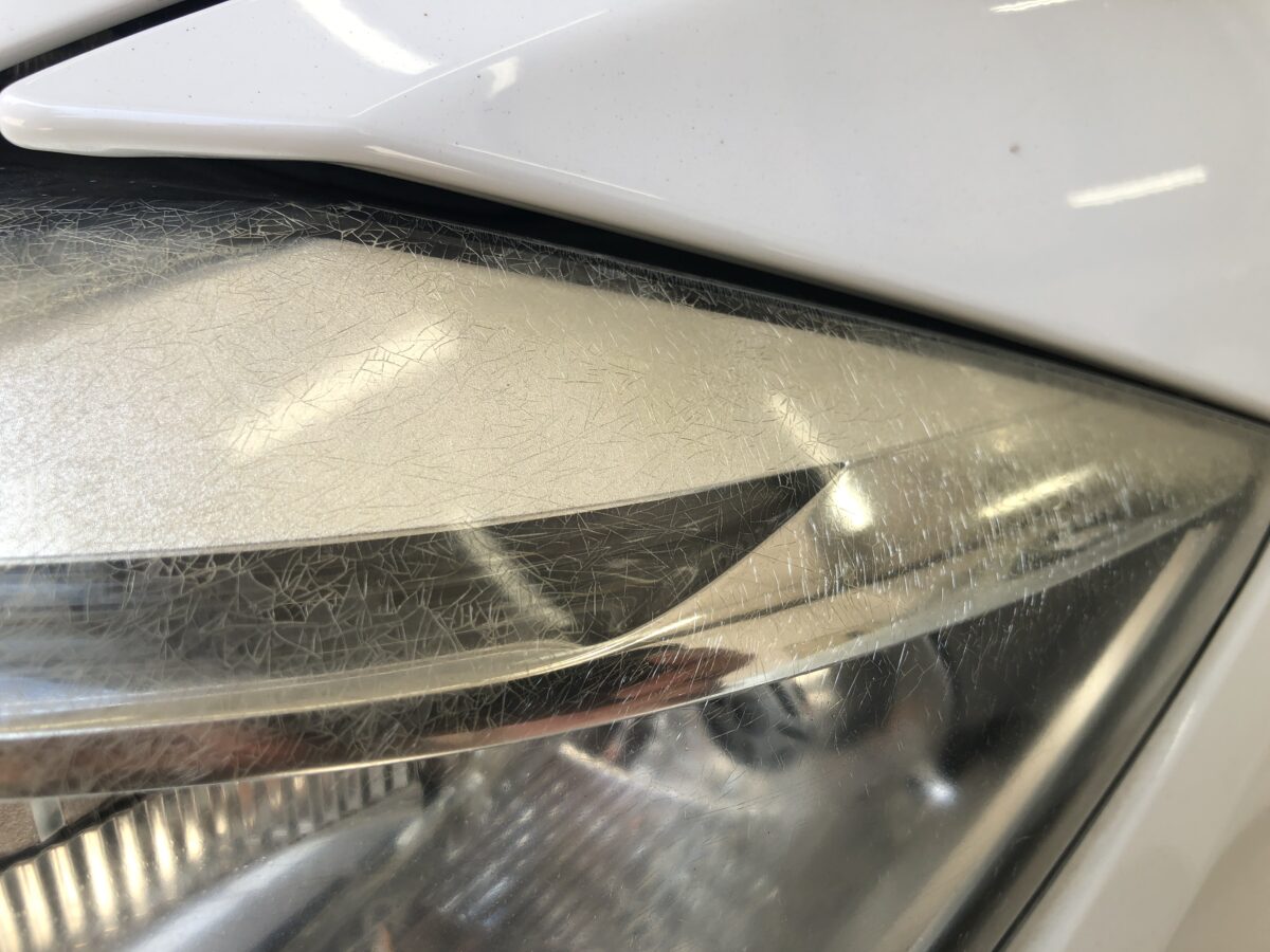 BMWF30のヘッドライト、近付いて見るとクラック・ひび割れが見えます。