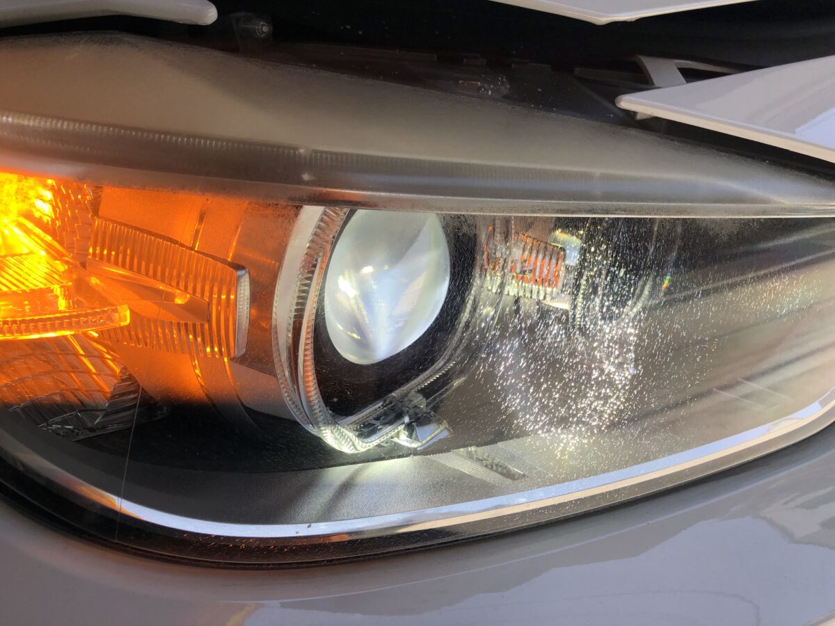 BMWF30　ヘッドライトリペア前のライト点灯時にはクラックが確認出来ます。