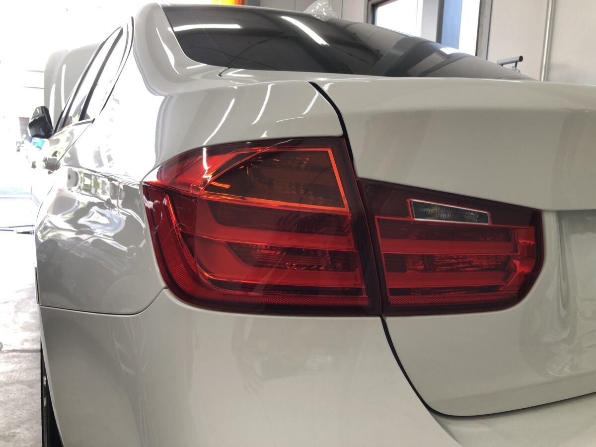 BMWF30　ヘッドライト磨きのご依頼になります。