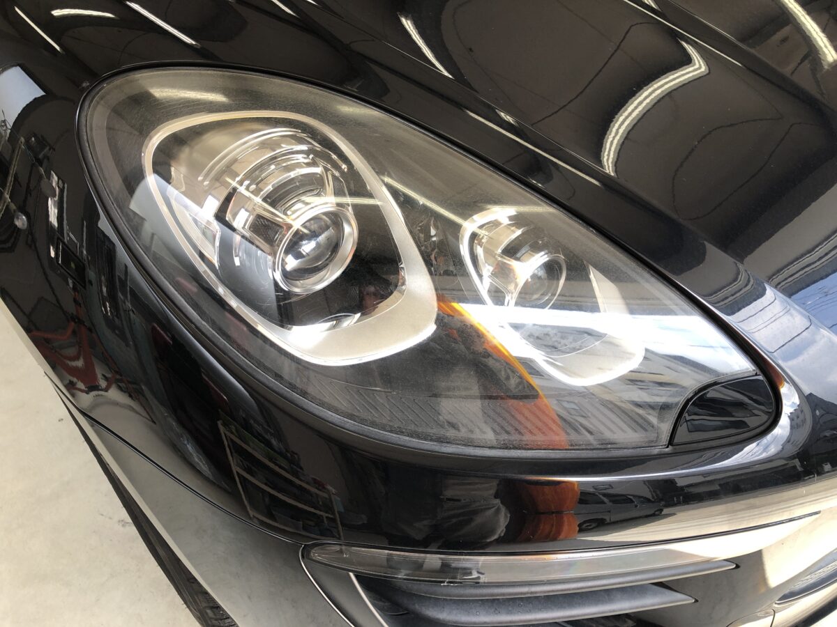 ポルシェマカンのヘッドライトリペア前、黄変が確認出来ますね。