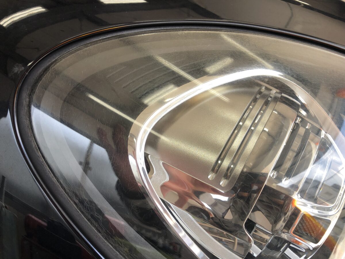 ポルシェマカンのヘッドライトの黄ばみ