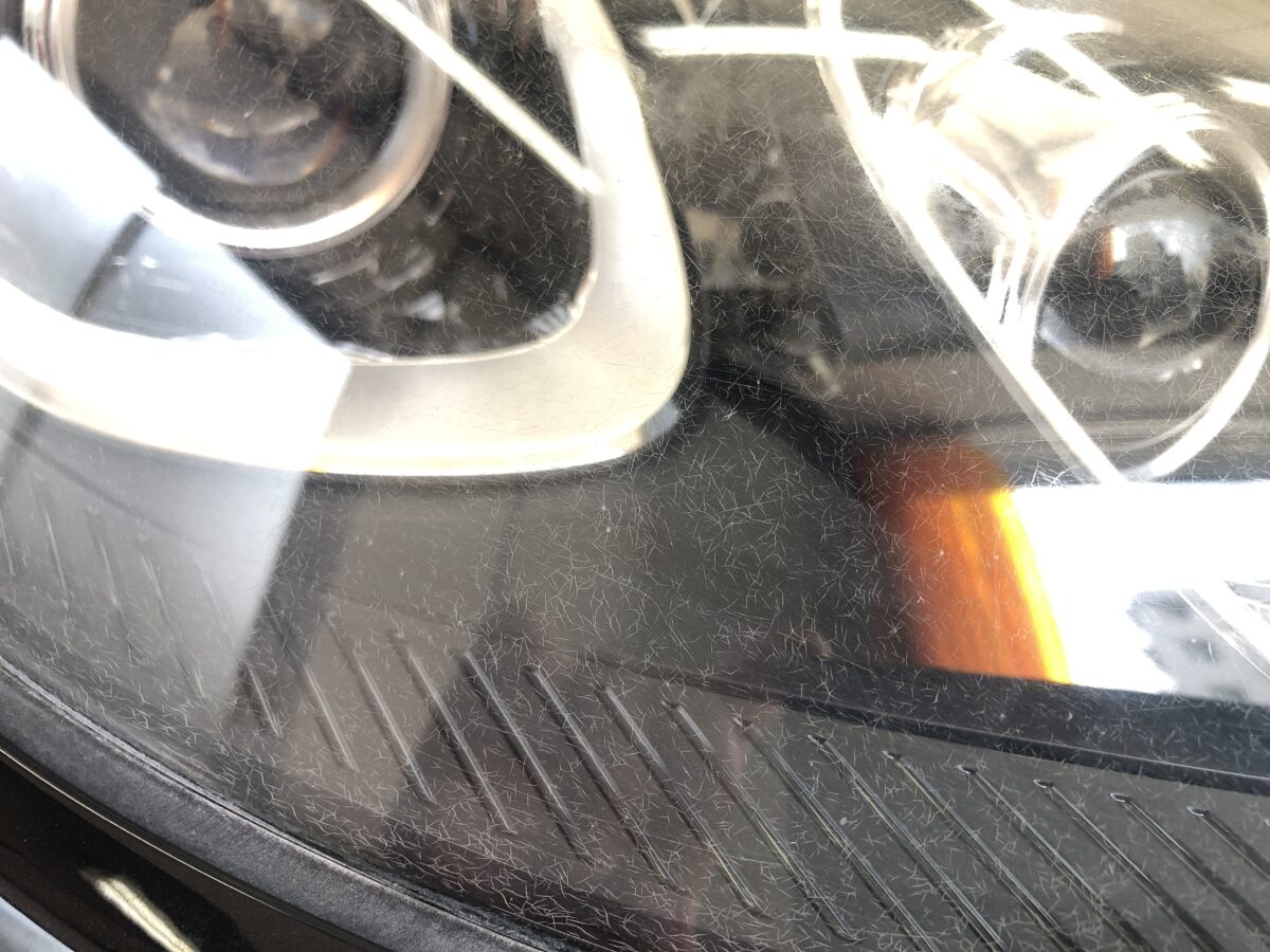 ヘッドライトの劣化には、様々な症状が見られます。