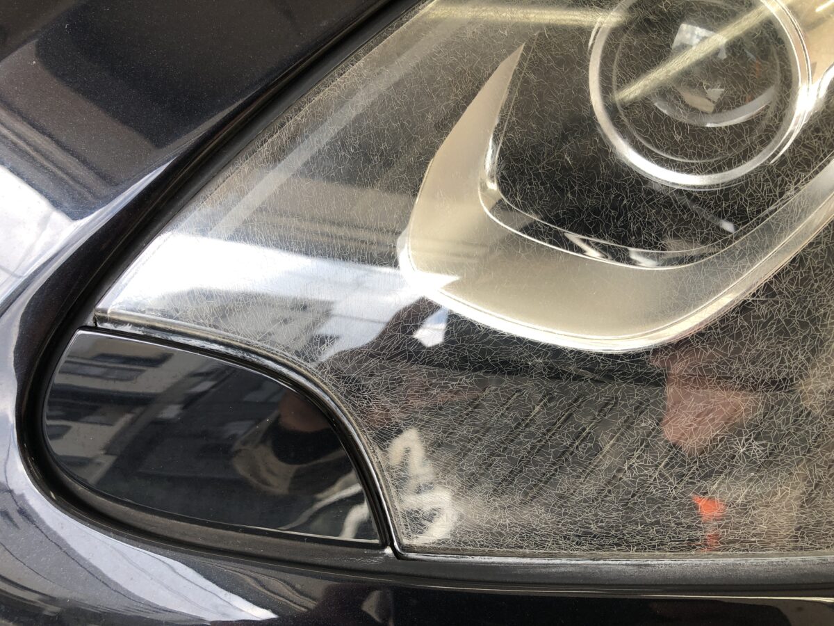 マカンのヘッドライトのクラック除去出来ます。