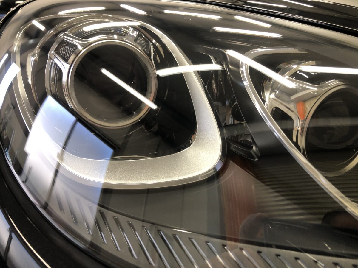 マカンのヘッドライトのクラック・ひび割れはキレイに除去が可能です。