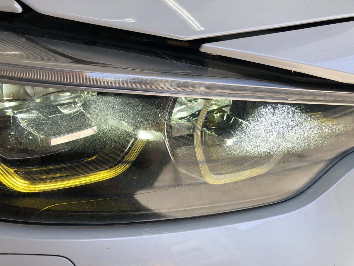 BMWのヘッドライト点灯時に見えるクラック・ひび割れ除去