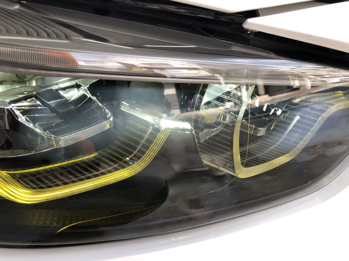 BMWのヘッドライトにライトスモークプロテクションフィルム施工
