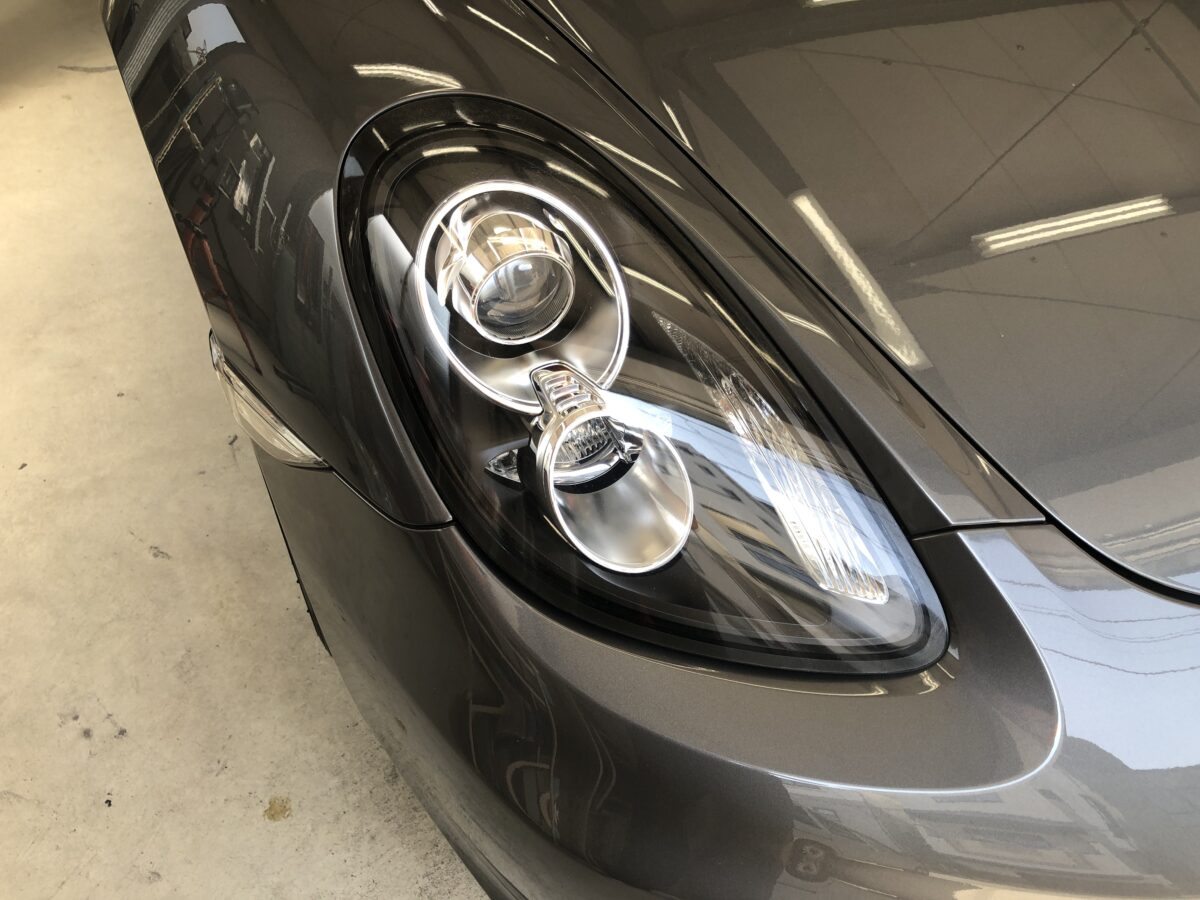 ポルシェ981ケイマンのヘッドライトリペアのご依頼です。