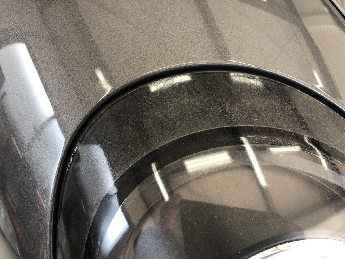 ポルシェ981ケイマン 紫外線の影響を受け易い部分のヘッドライトにはクラックも・・・