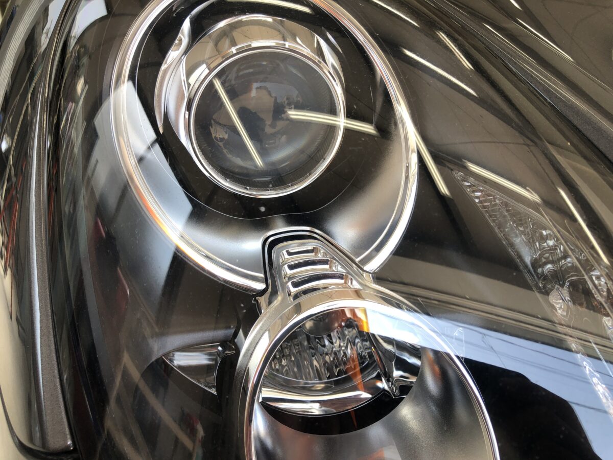 ポルシェ981ケイマン 近付いて見てもキレイに見えるヘッドライトですが・・・