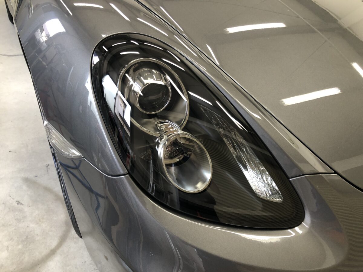 ポルシェ981ケイマン ヘッドライトリペア後にライトスモークプロテクションフィルム施工