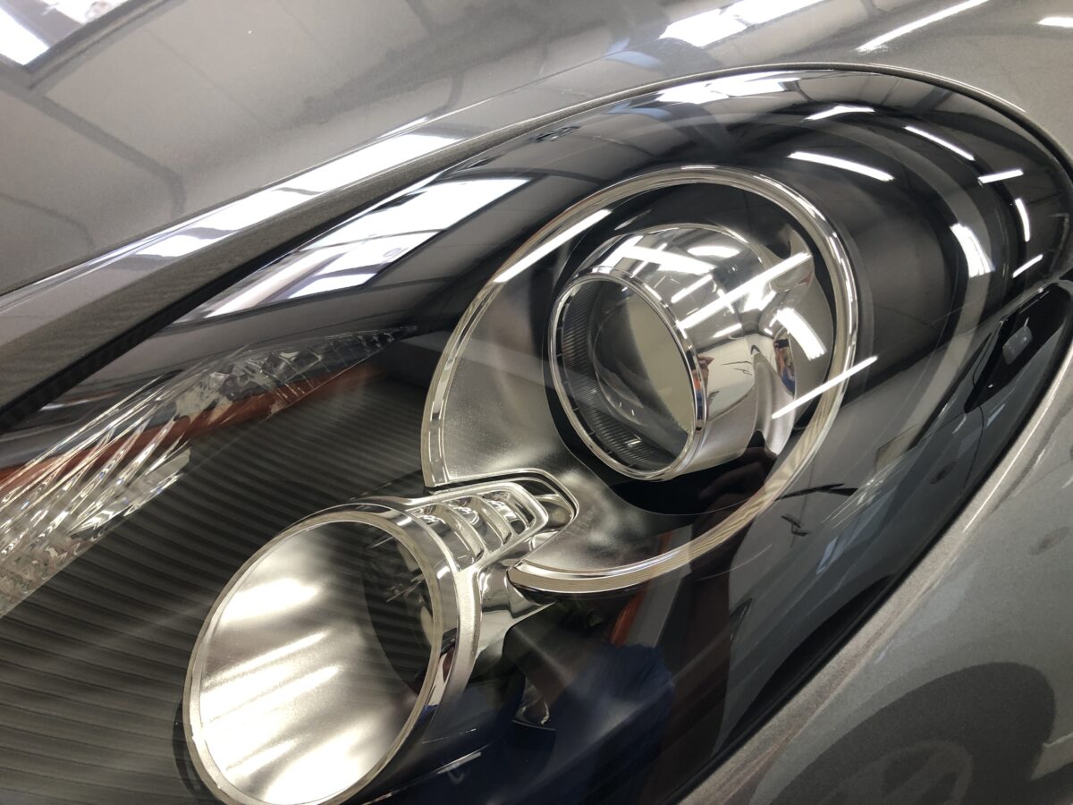 ヘッドライト磨き後に、ライトスモークプロテクションフィルム施工