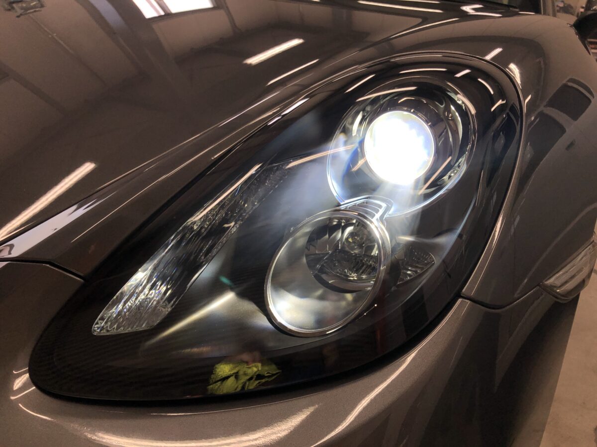 ポルシェ981ケイマン ヘッドライトクラック、黄ばみ除去後のライト点灯時