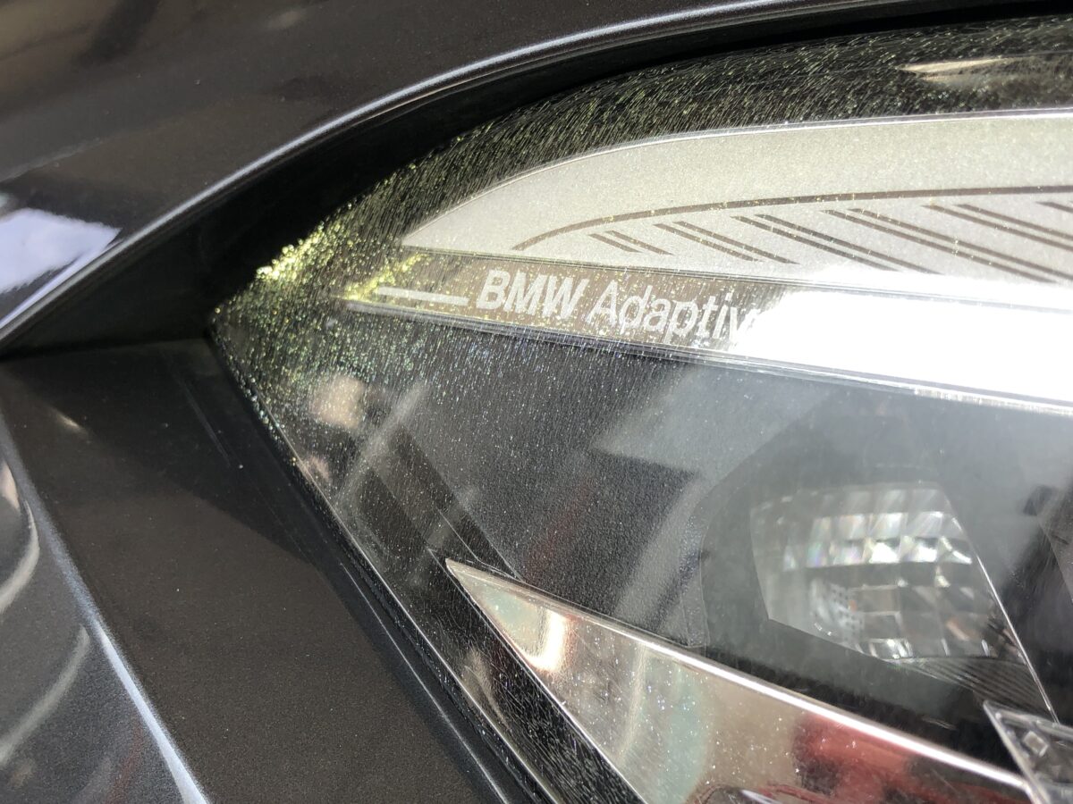 BMWF87　ヘッドライトに細かいひび割れが発生