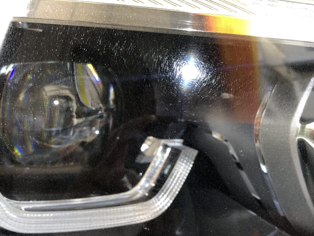 BMWのヘッドライトのクラック除去