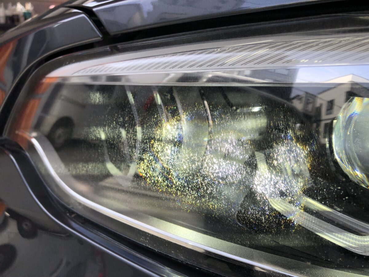 BMWM2のヘッドライトに発生したクラック、放置すると乱反射の原因となり光量不足を招く恐れが・・・