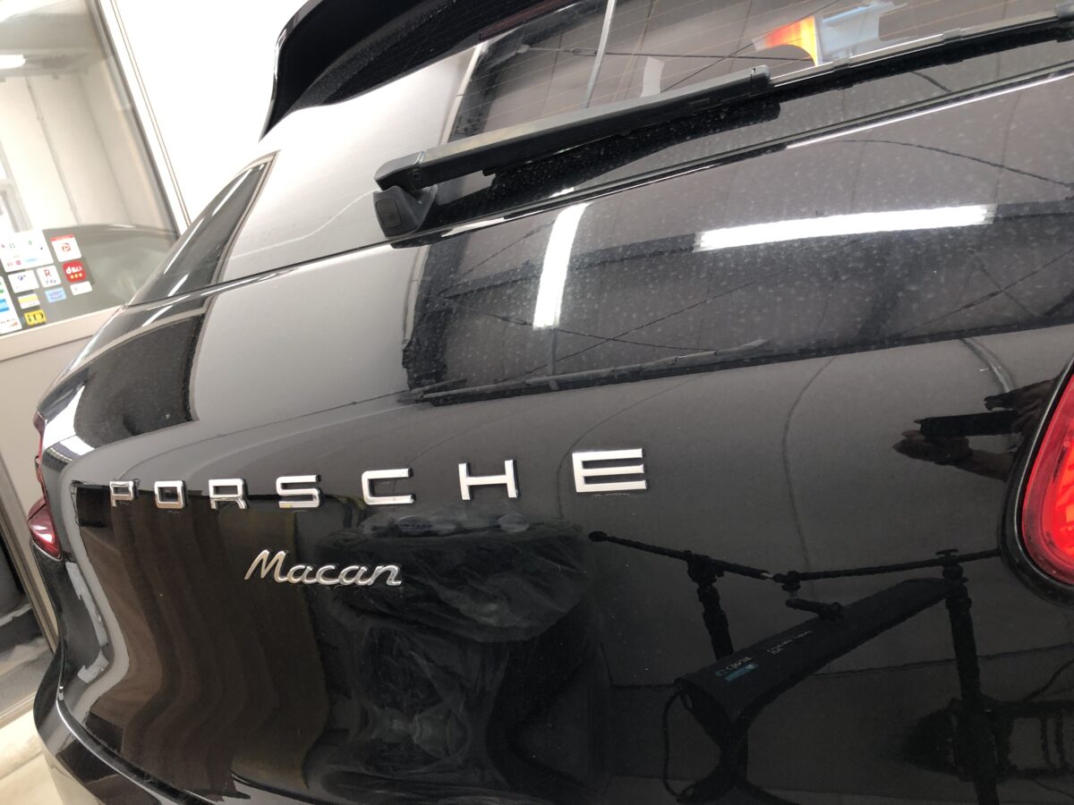 ポルシェマカンのヘッドライトリペアの再施工