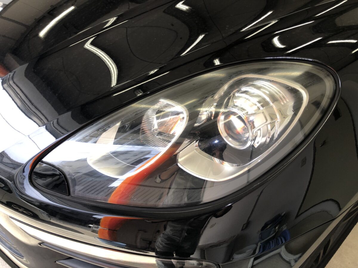 ポルシェマカンのヘッドライトリペアの再施工