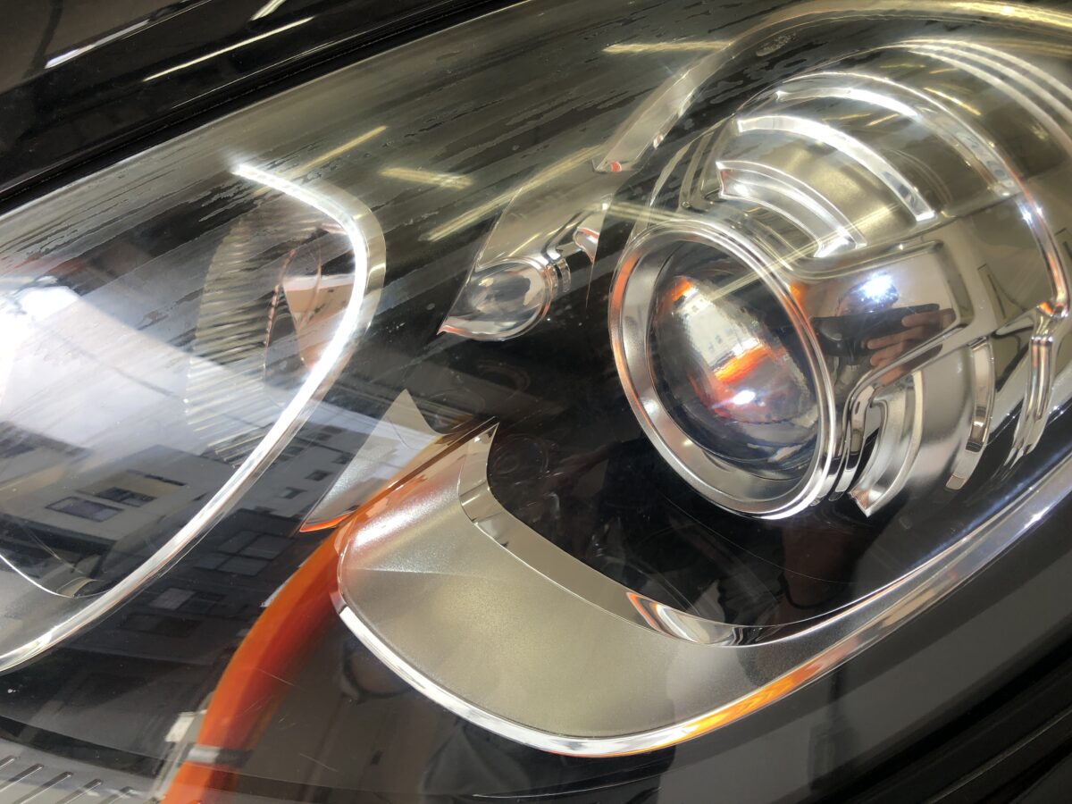 ポルシェマカン、ヘッドライトリペアの再施工