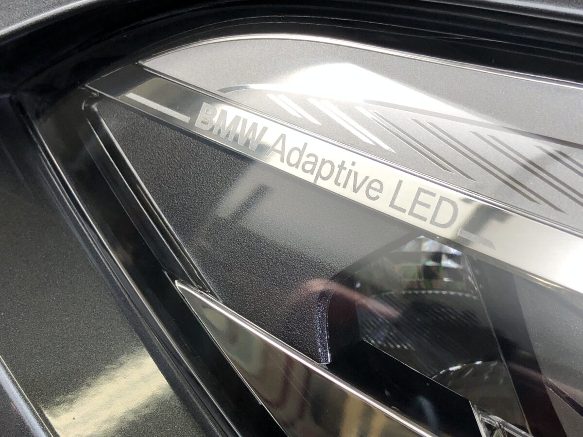 ヘッドライトリペア後、近付いてもクラックは無くなりました。