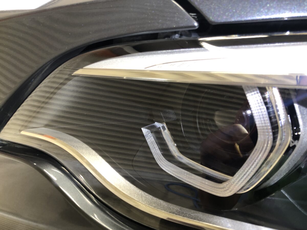 輸入車のヘッドライト磨きは専門店がお勧めです。