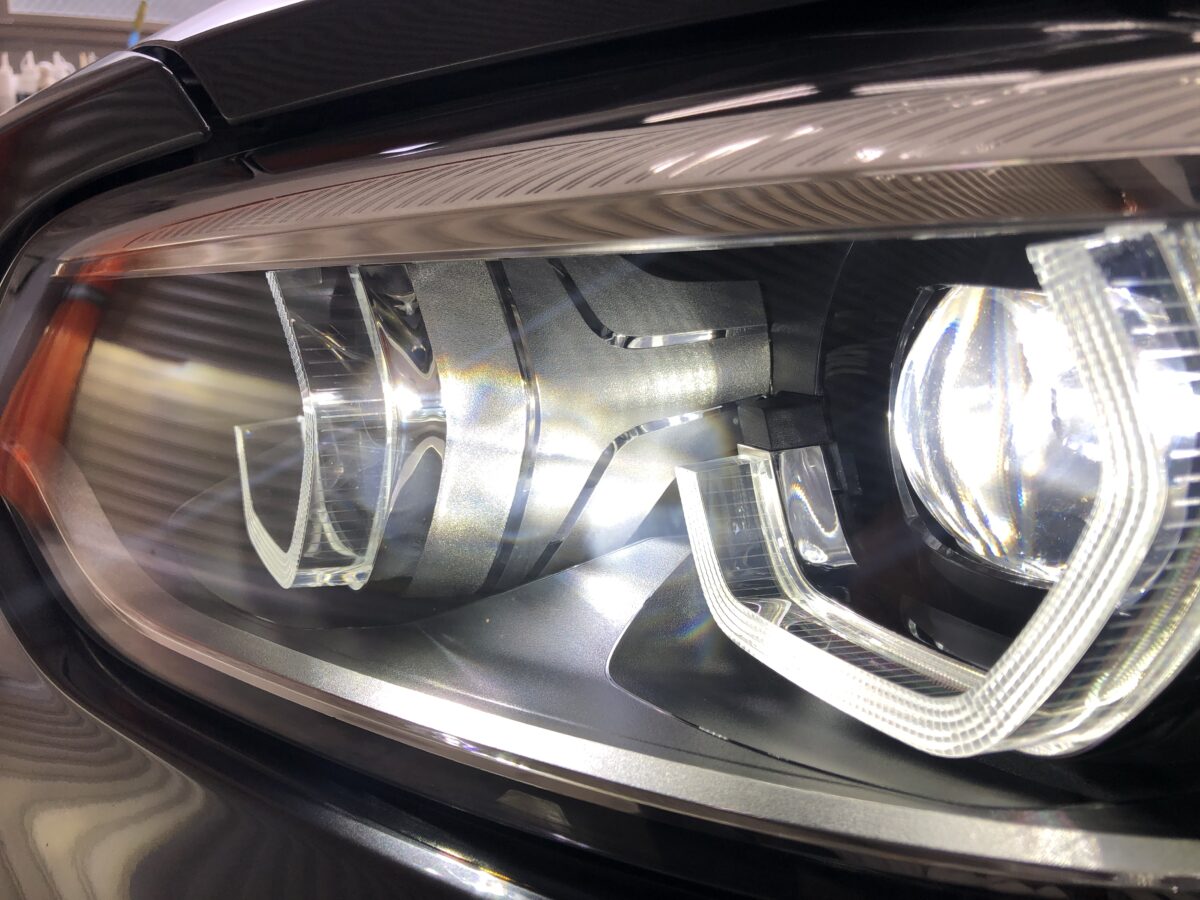 ヘッドライトリペア後はライトを点灯する事でクラックが無くなったことが分かります。