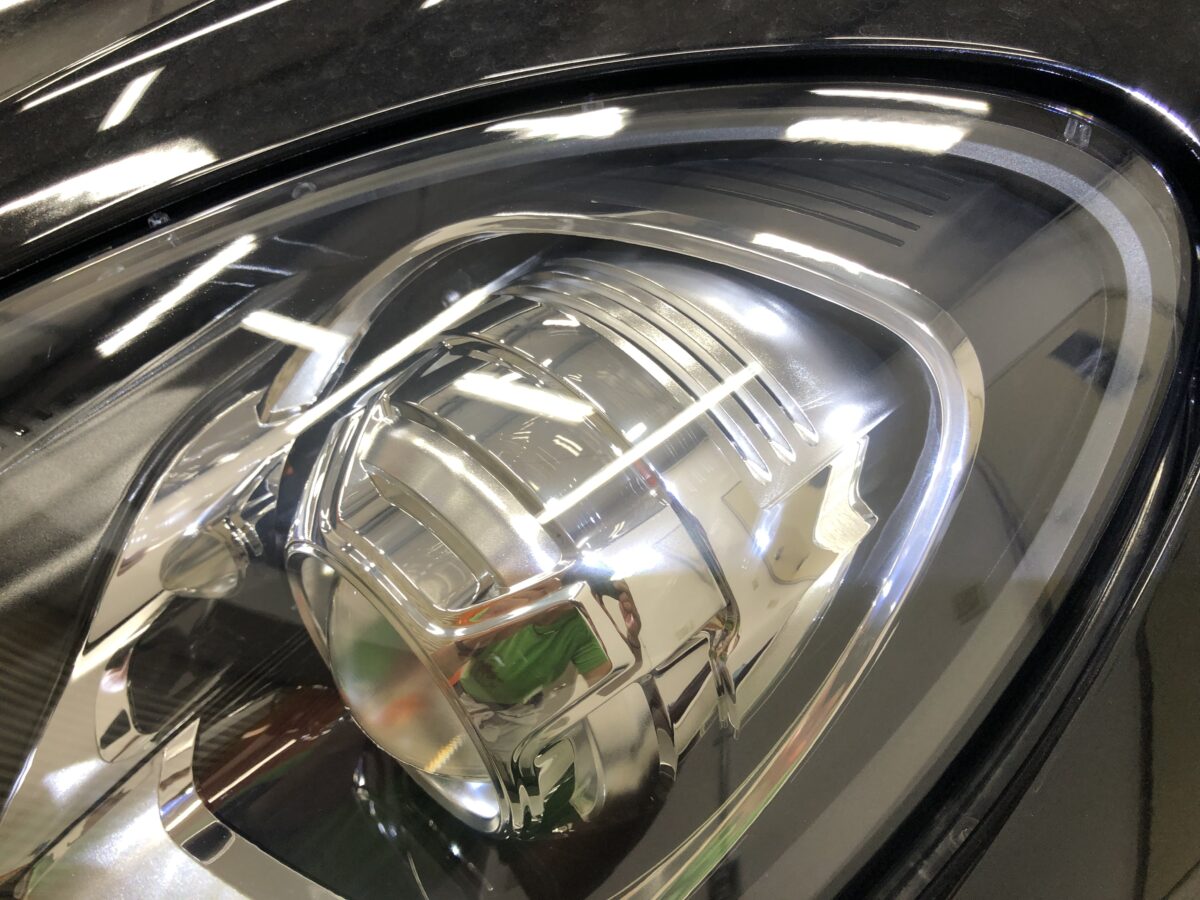 マカンのヘッドライトリペア後にプロテクションフィルム施工