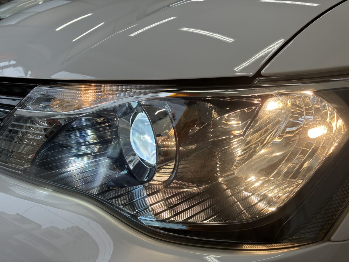 トヨタカローラフィールダー　ヘッドライトリペア