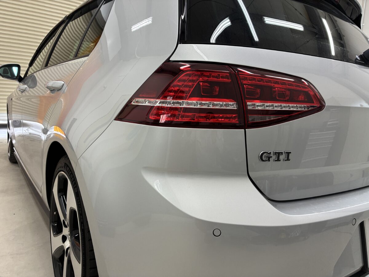 フォルクスワーゲンゴルフのヘッドライト磨き