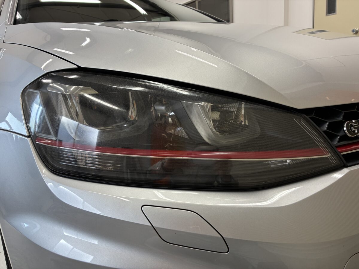 ゴルフ７　ヘッドライトの黄ばみ、クラックの除去