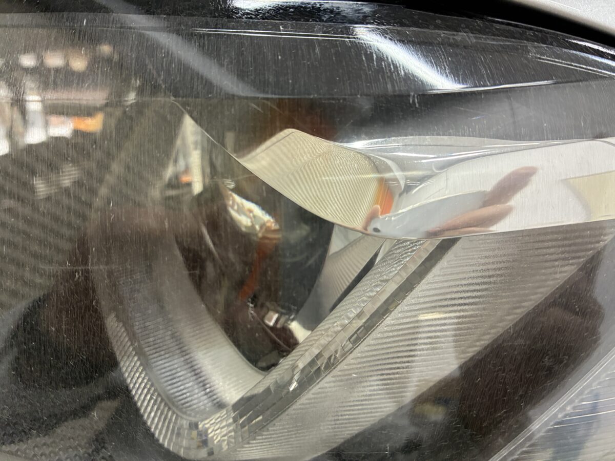 ゴルフ７に限らず輸入車に多く見られるヘッドライトクラックの症状。