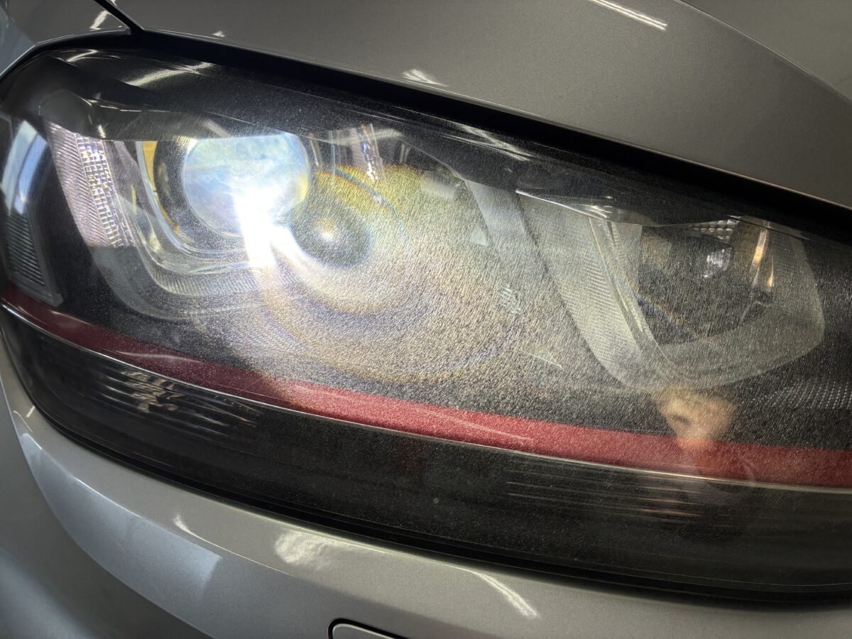 ゴルフ７のヘッドライトリペア前のライト点灯時